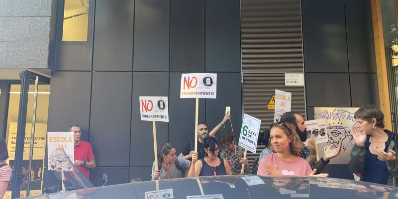 Les famílies de La Mirada es manifesten durant ple municipal d'octubre. FOTO: Àgata Guinó