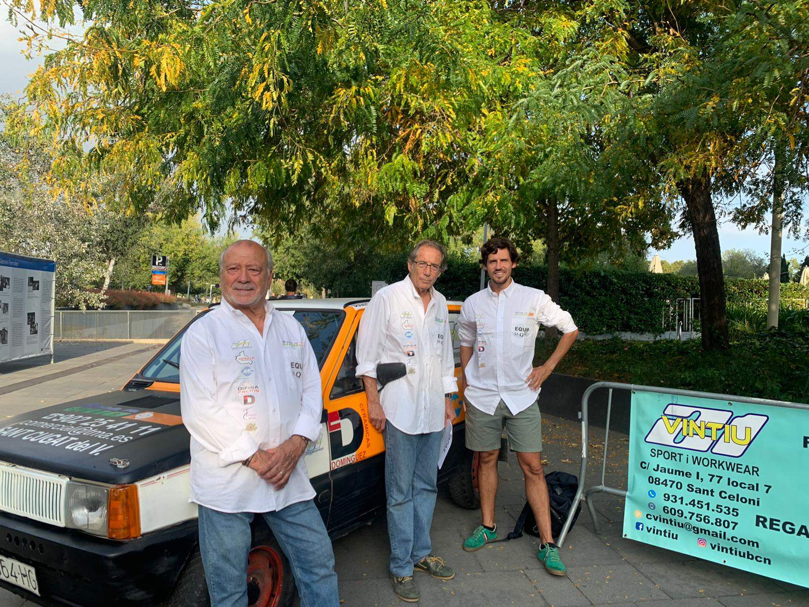 Els pilots Joan Molinera i Ubald de Azpiazu i el copilot Ignasi de Azpiazu, d'esquerra a dreta, participaran en la PandaRaid del Marroc. FOTO: Nielo Ballart