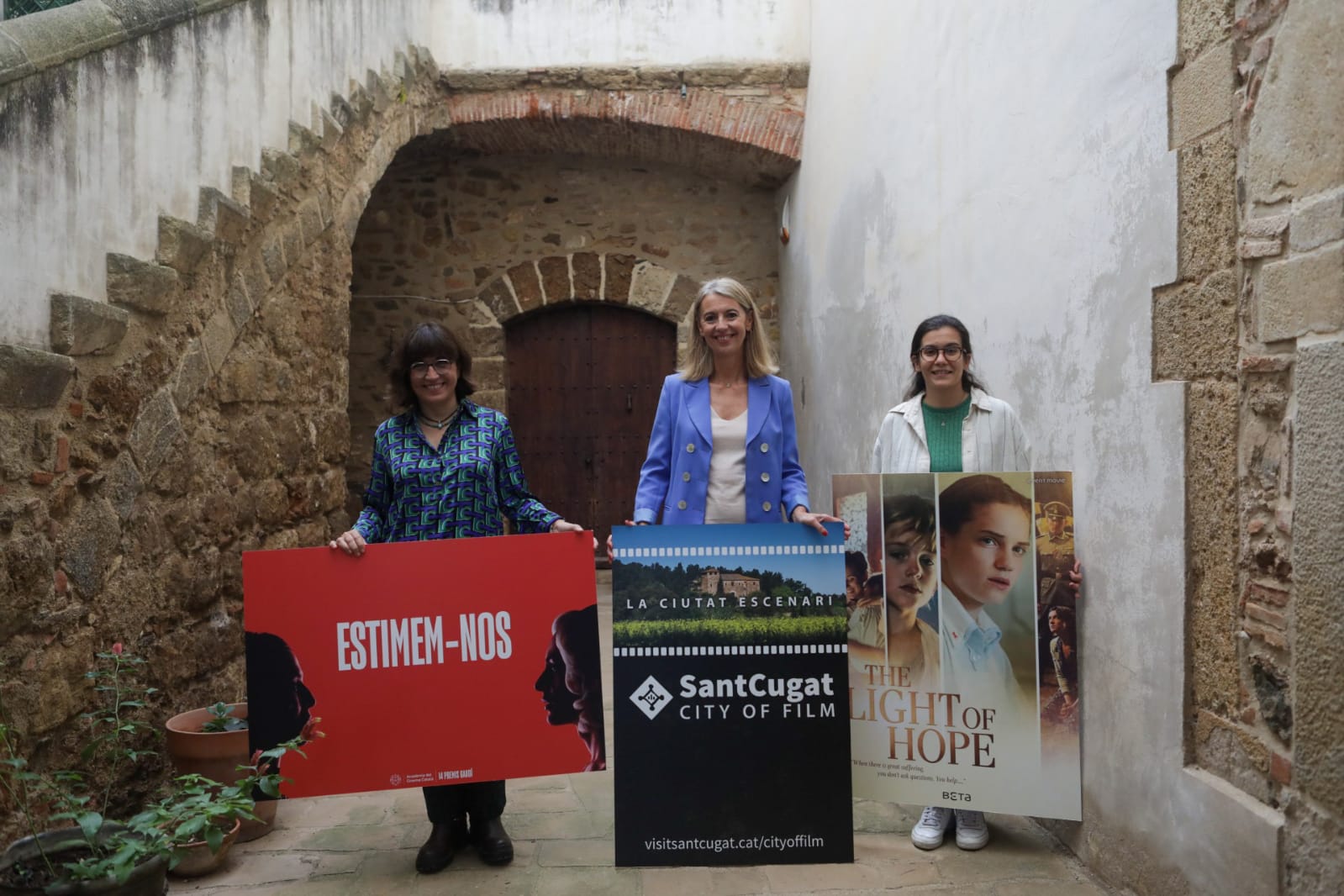 En la presentació de Sant Cugat City of Film han estat presents la presidenta de l'Acadèmia del Cinema Català, Judith Colell, l'alcaldessa de Sant Cugat, Mireia Ingla, i la tinenta d'alcaldia de Cultura, Esther Madrona (d'esquerra a dreta). FOTO: Ajuntament