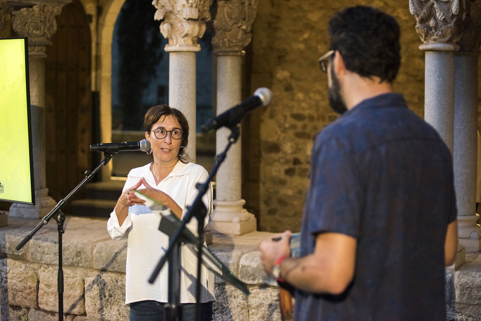 Alba Rodríguez i Joan Ramon Armadàs a la presentació de la 13a edició de la revista Món Sant Cugat. FOTO: Bernat Millet.
