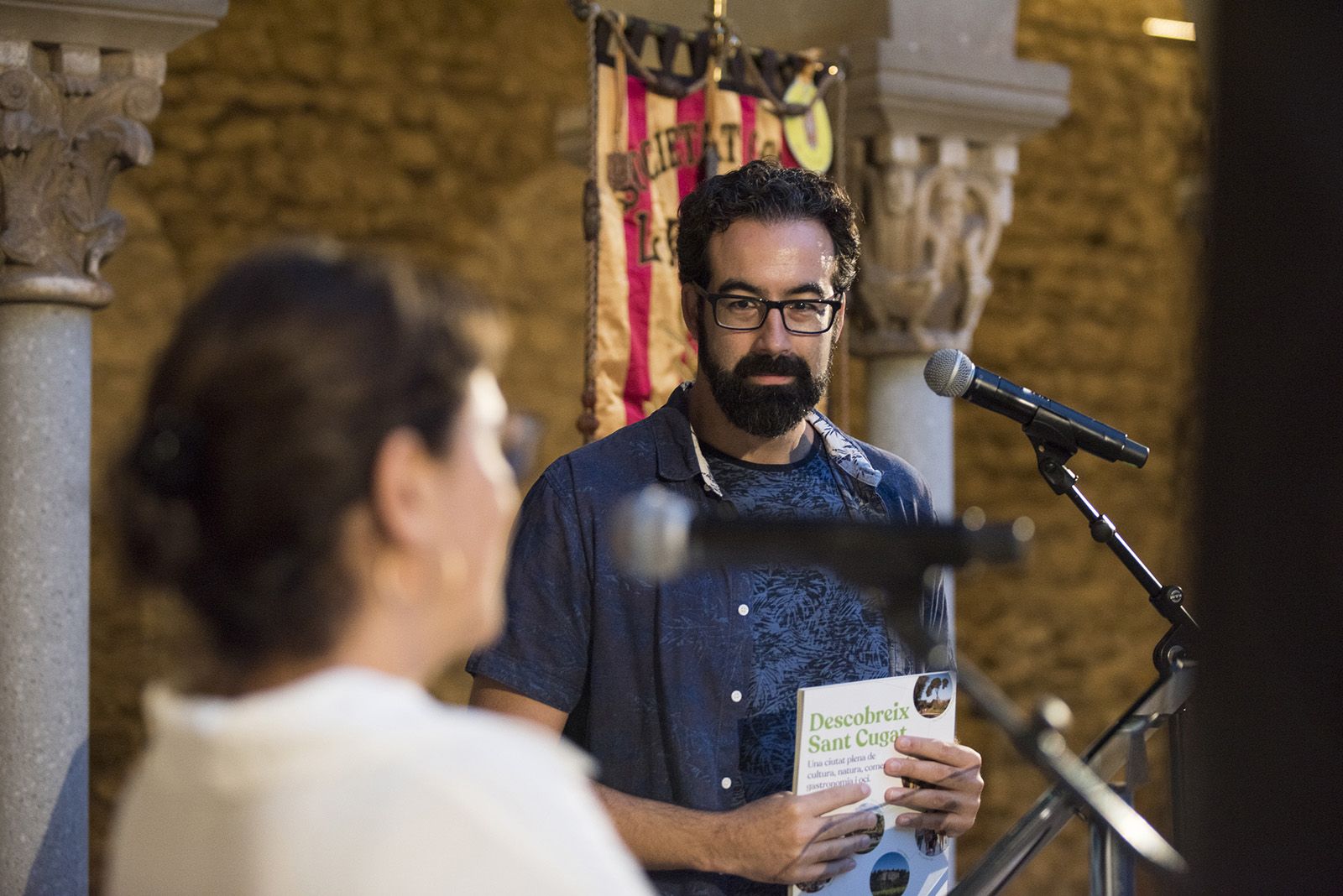 Alba Rodríguez i Joan Ramon Armadàs a la presentació de la 13a edició de la revista Món Sant Cugat. FOTO: Bernat Millet.