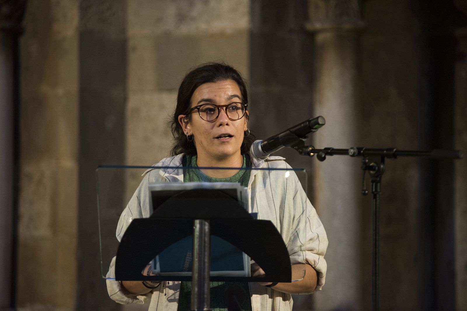 La regidora Esther Madrona parlant a la presentació de la 13a edició de la revista Món Sant Cugat. FOTO: Bernat Millet.