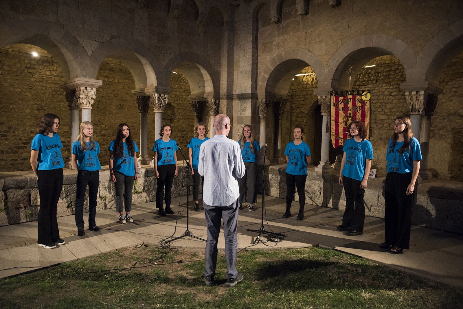 La Coral Jove de l'Escola de Música i Dansa Fusió cantant a la presentació de la 13a edició de la revista Món Sant Cugat. FOTO: Bernat Millet.