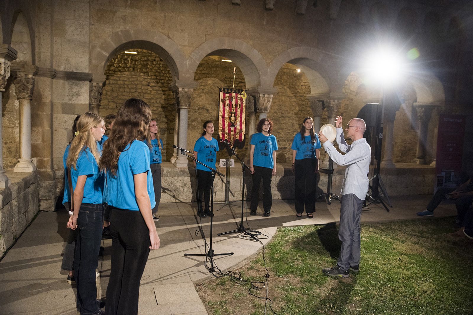 La Coral Jove de l'Escola de Música i Dansa Fusió cantant a la presentació de la 13a edició de la revista Món Sant Cugat. FOTO: Bernat Millet.