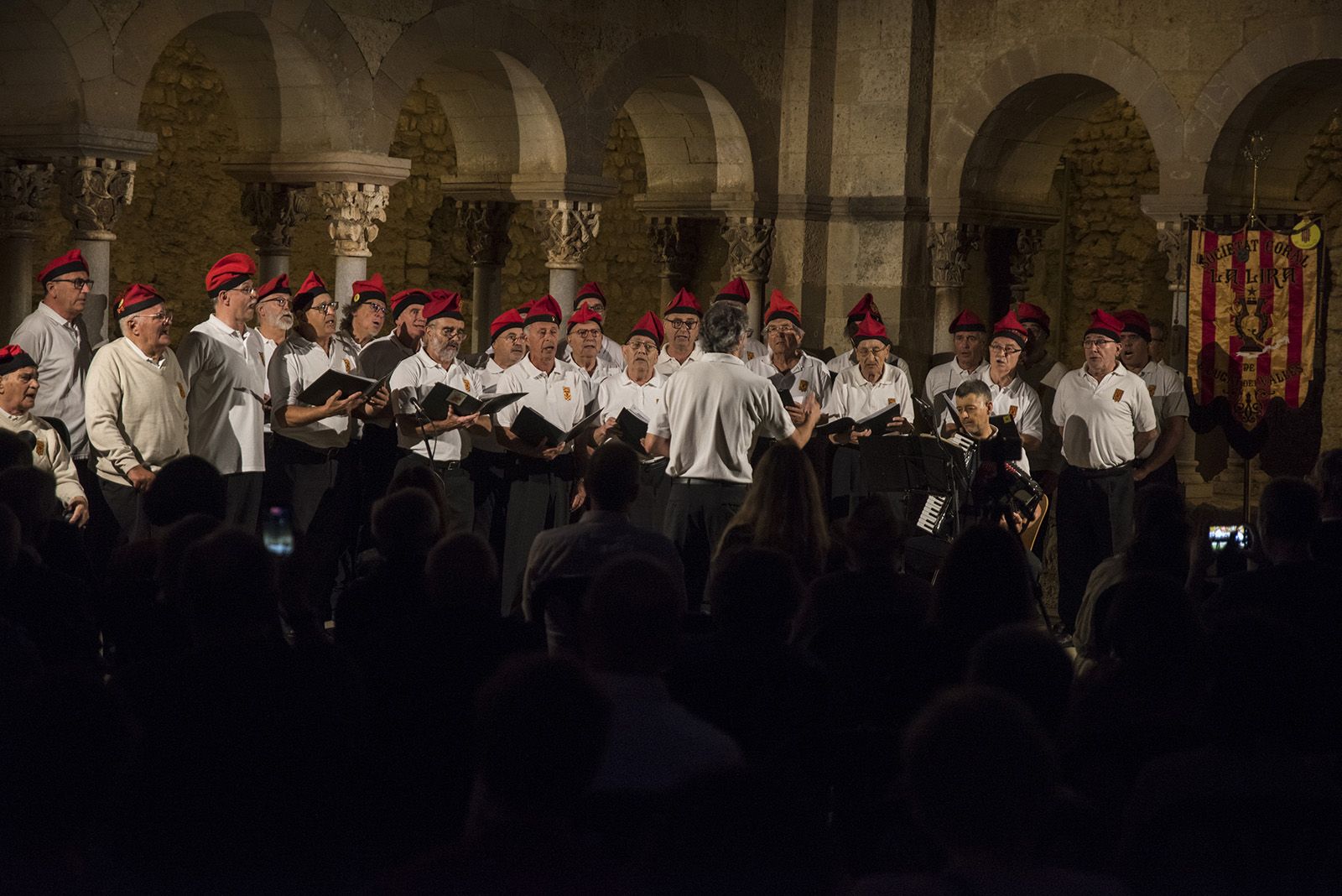 La Societat Coral La Lira cantant a la presentació de la 13a edició de la revista Món Sant Cugat. FOTO: Bernat Millet.