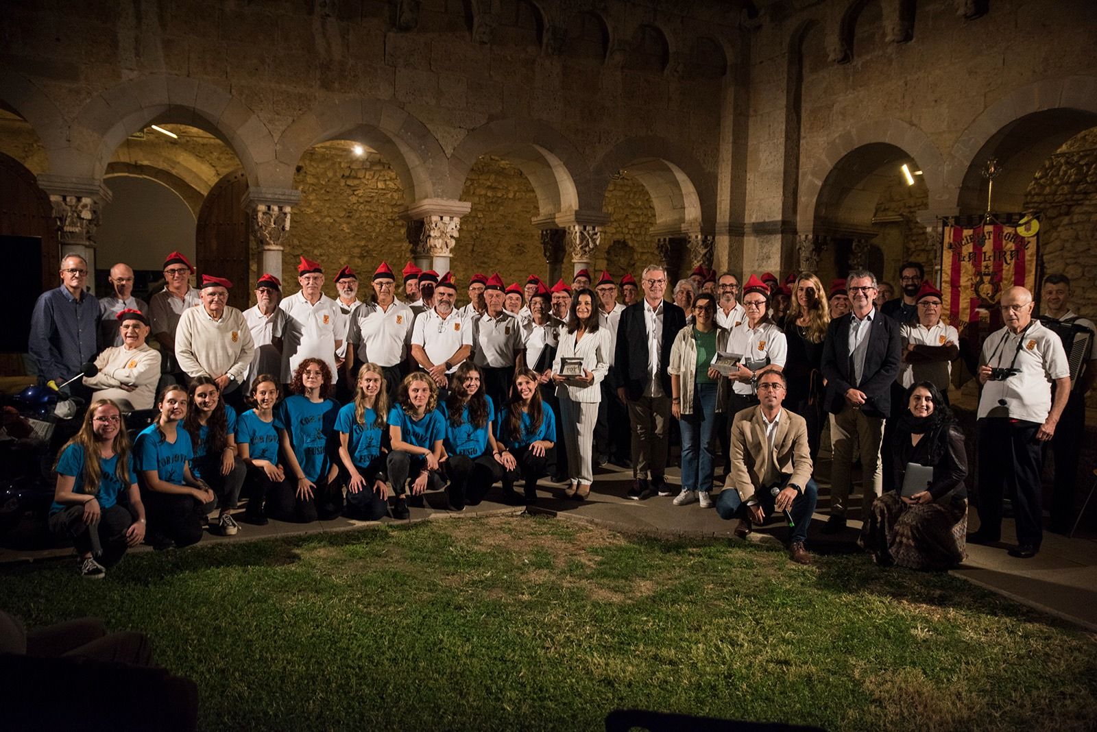 Foto de família de la presentació del Món Sant Cugat al Claustre del Monestir. FOTO: Bernat Millet 
