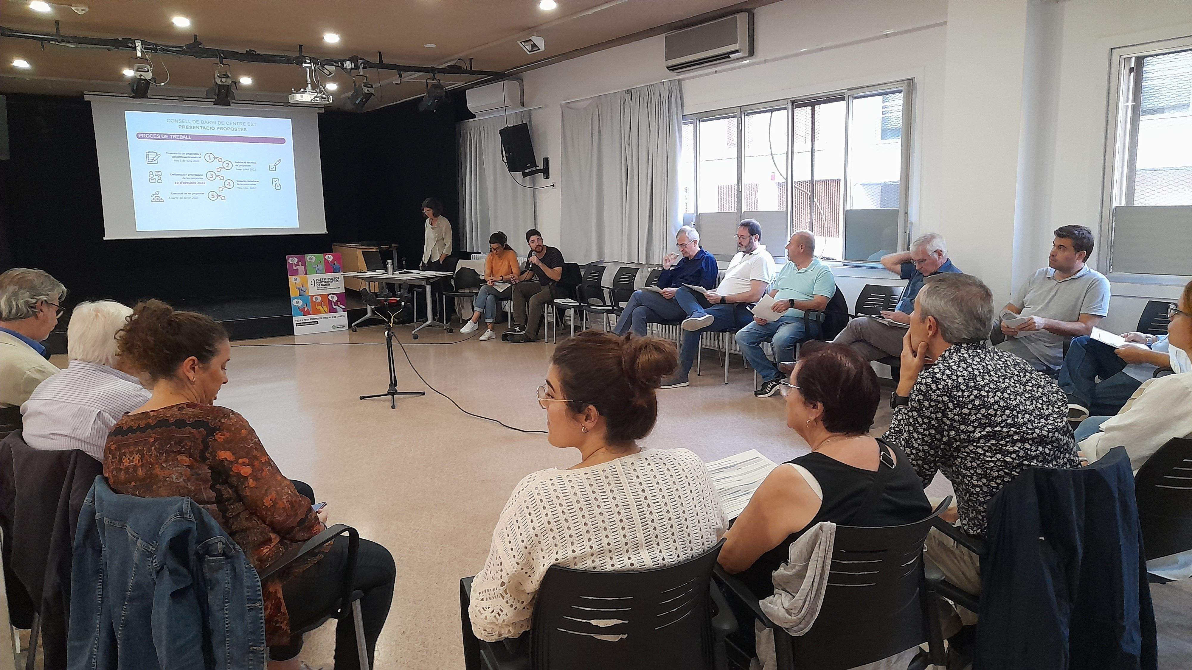 Esther Madrona (ERC) i Oriol Sànchez (CUP) presenten el Consell de Barri de Centre Est. FOTO: Cristina Cabasés