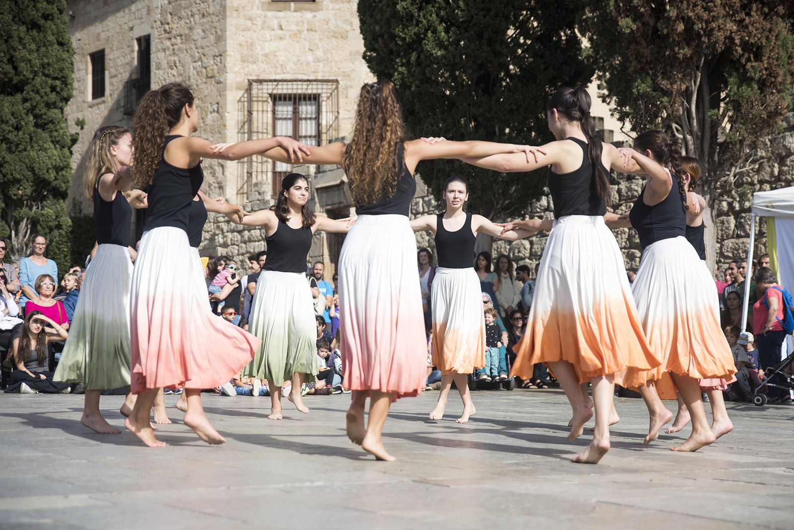 Ballada de Festa de Tardor de l'Esbart Sant Cugat Cos de dansa i juvenils. FOTO: Bernat Millet