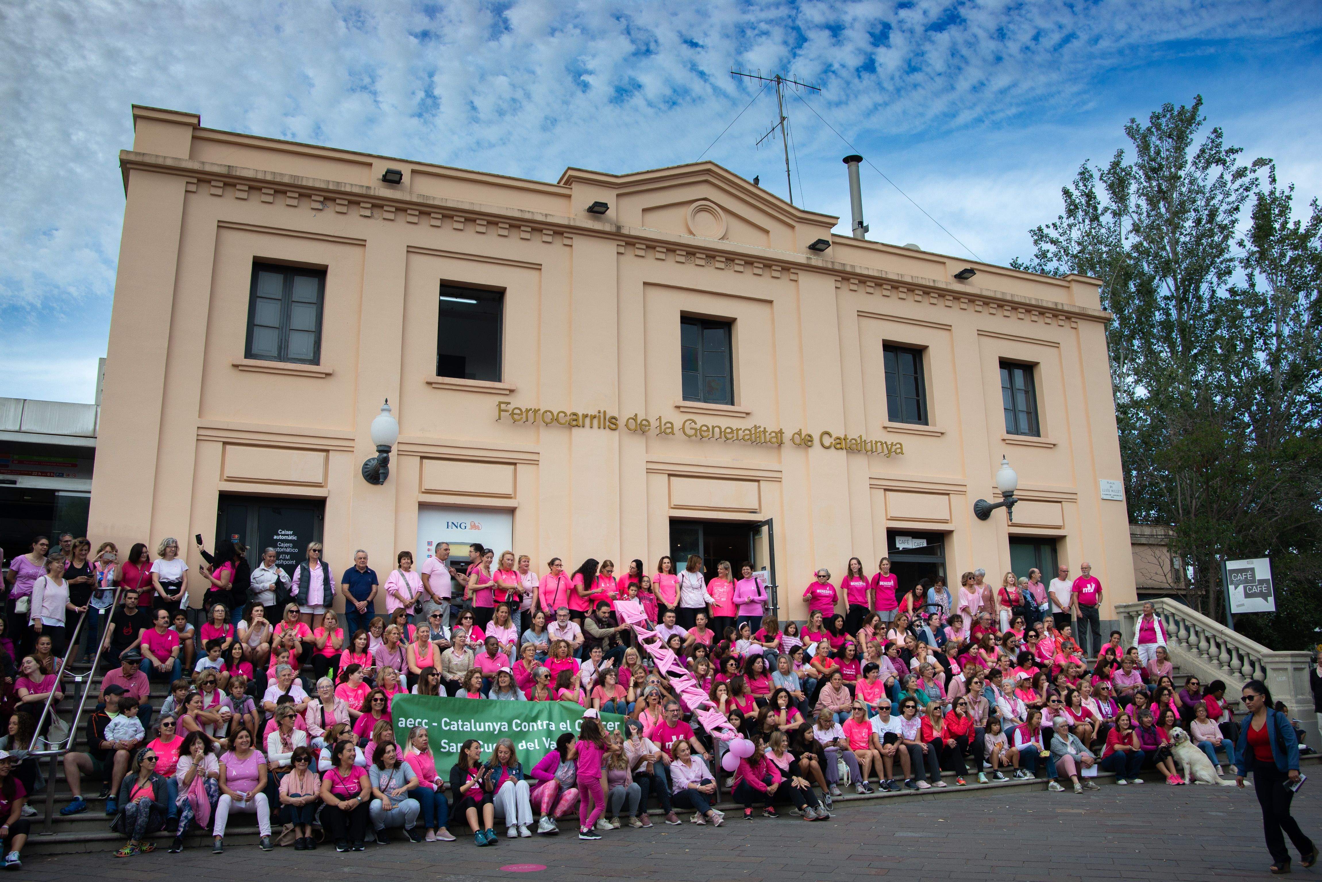 La caminada contra el càncer de mama ha acollit més de 300 persones FOTO: Samuel Renaud 