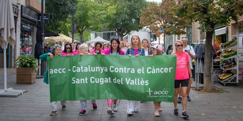 La presidenta de l'AECC a Sant Cugat, Esther Alós, i l'alcaldessa, Mireia Ingla, han participat en la caminada FOTO: Samuel Renaud