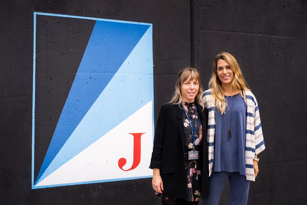 Violeta Comet (esquerra) i Laura Grau (dreta) en la renovació del conveni entre el Club Junior 1917 i el TOT Sant Cugat. FOTO: Marta Caravaca 