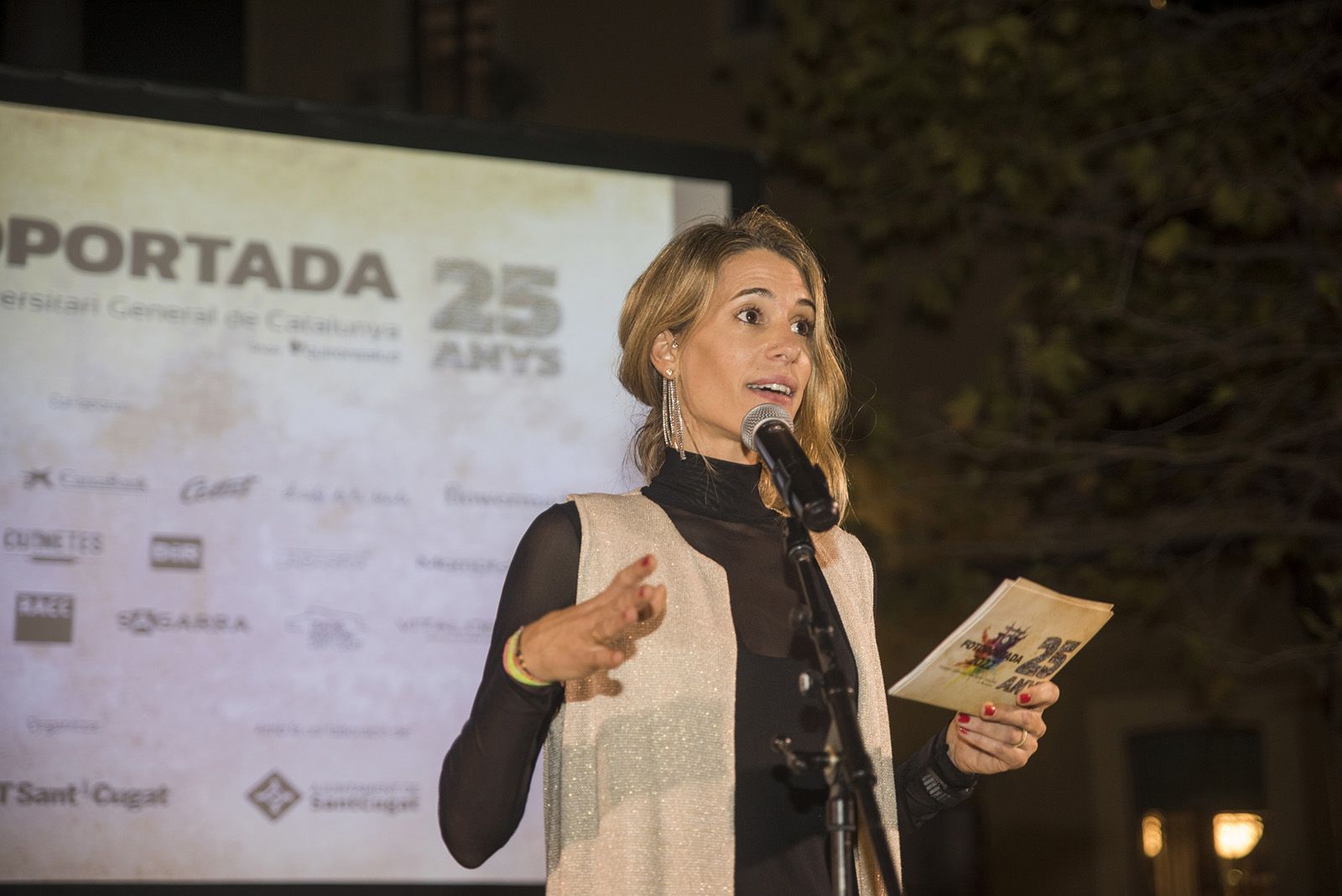 Laura Grau directora del TOT Sant Cugat presentant l'acte del TOT Fotoportada 2022. FOTO: Bernat Millet.