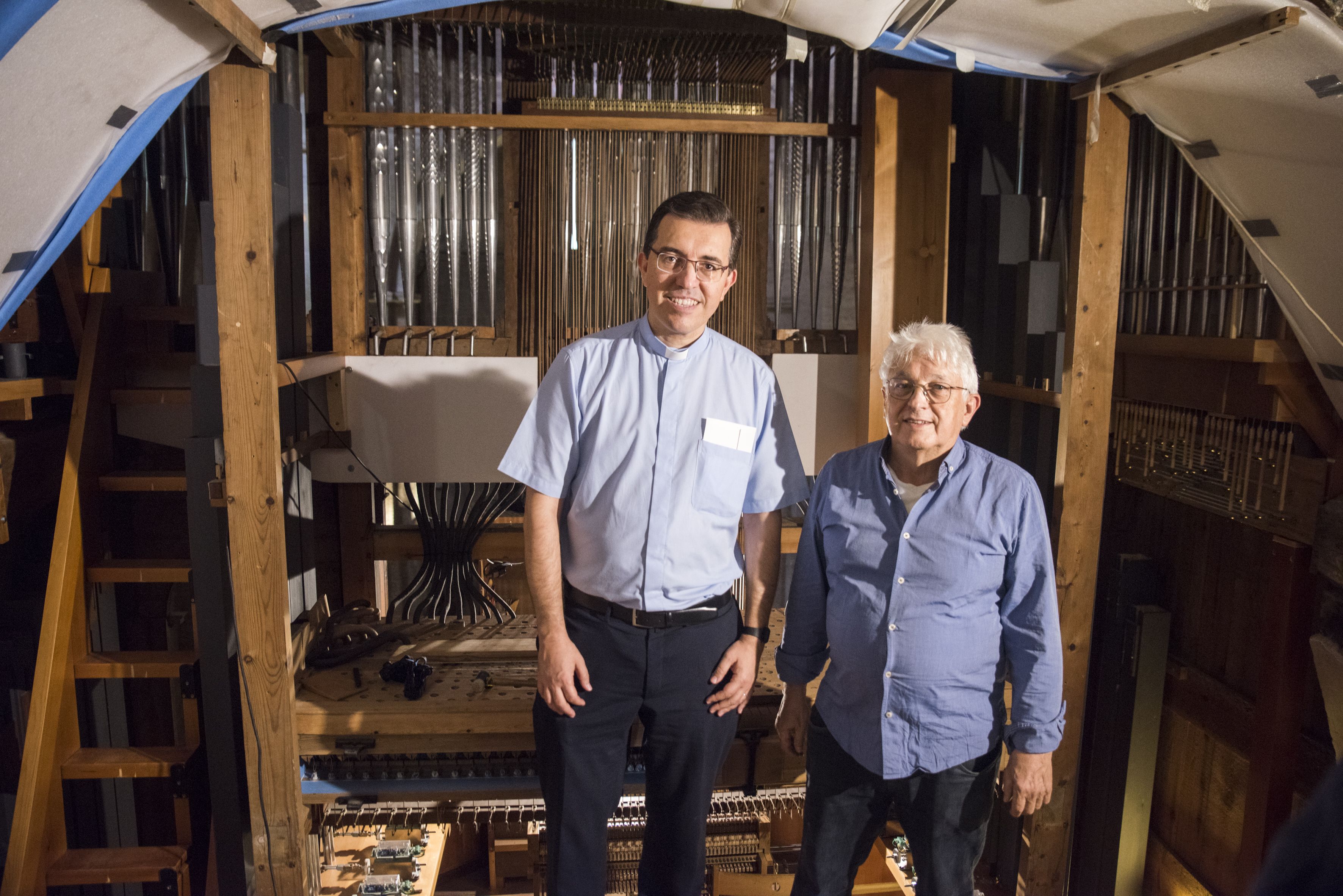 Mossèn Emili i el mestre orguener Gaietà Estadella. FOTO: Bernat Millet