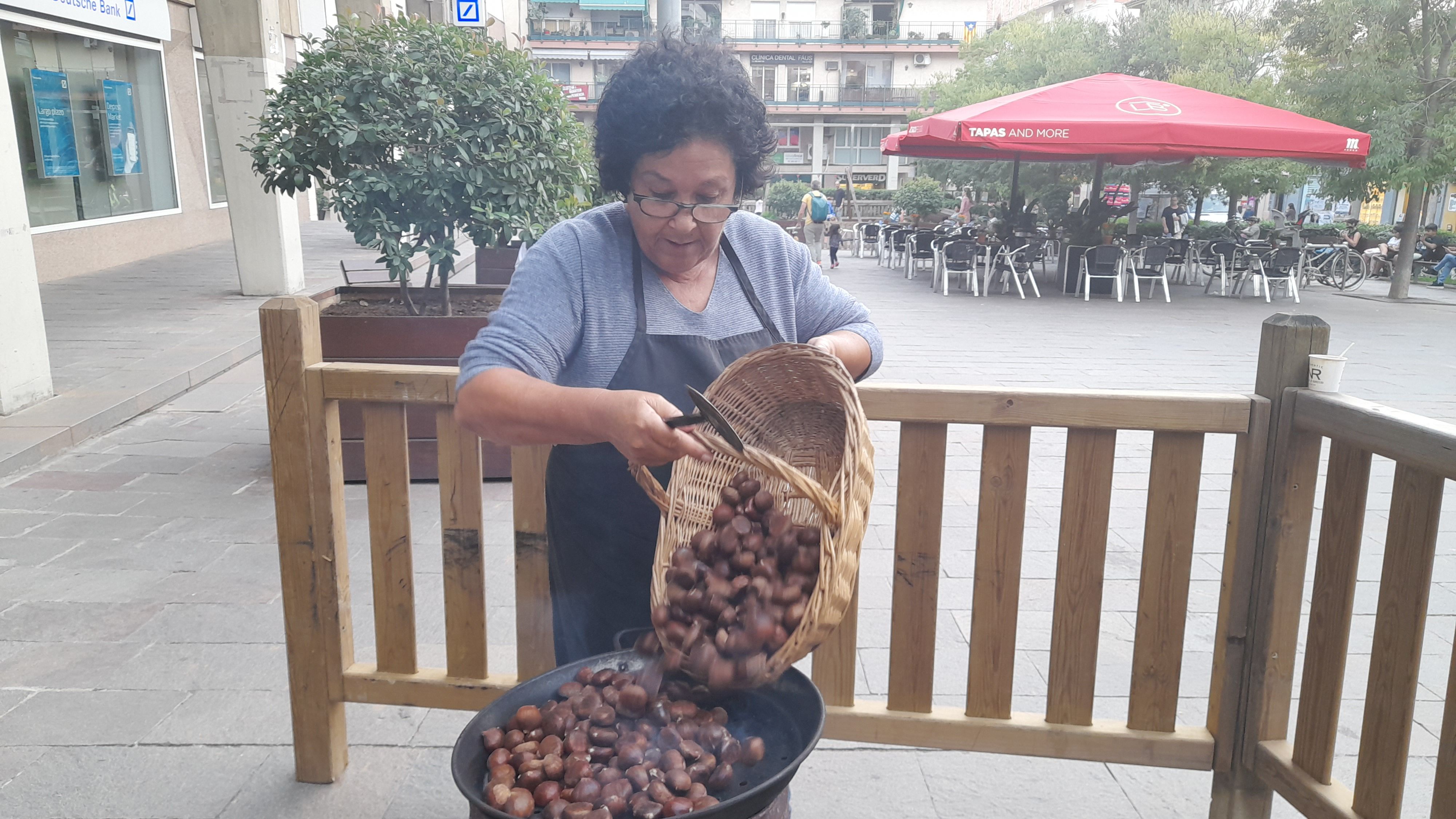 Lupe Díaz a la seva parada de la plaça dels Quatre Cantons. FOTO: Cristina Cabasés