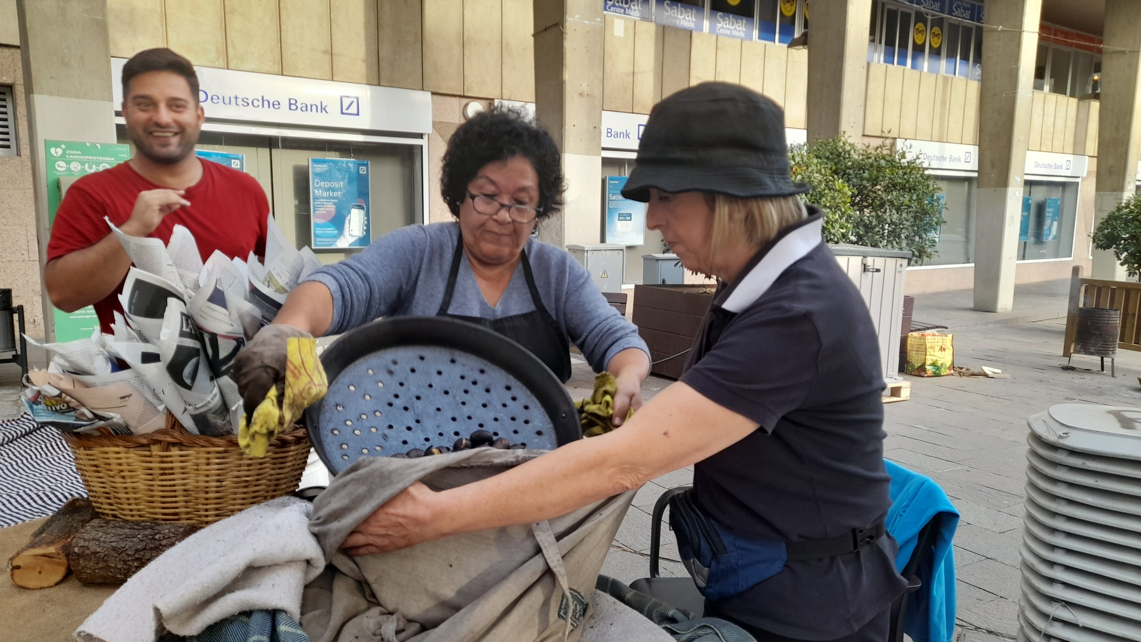 Lupe Díaz a la seva parada de la plaça dels Quatre Cantons. FOTO: Cristina Cabasés