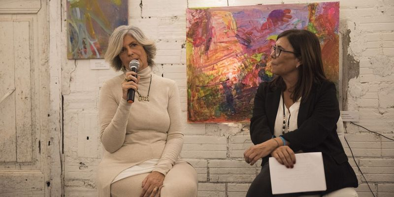 Conversa entre Susana Herrada i Cristina Paraira, a la presentació com a presidenciable a l'EMD de Valldoreix. FOTO: Bernat Millet