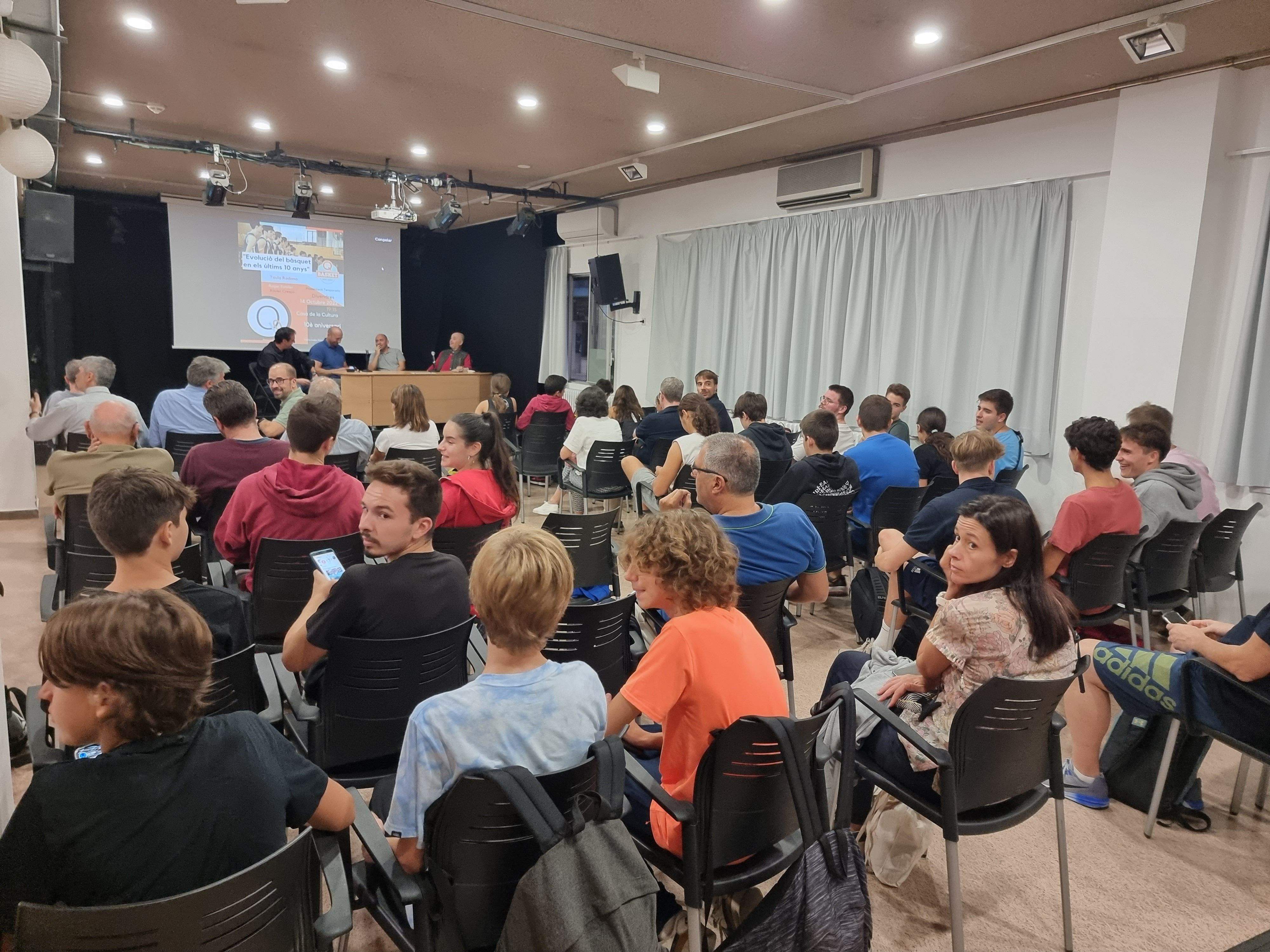 Taula rodona del Qbasket Sant Cugat sobre l'evolució del bàsquet. FOTO: Cedida