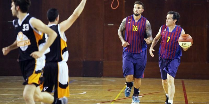 L'any 2015, el Qbasket Sant Cugat va disputar un partit contra l'Associació d'Antics Jugadors de bàsquet del FC Barcelona a favor de Càritas Sant Cugat. FOTO: Cedida