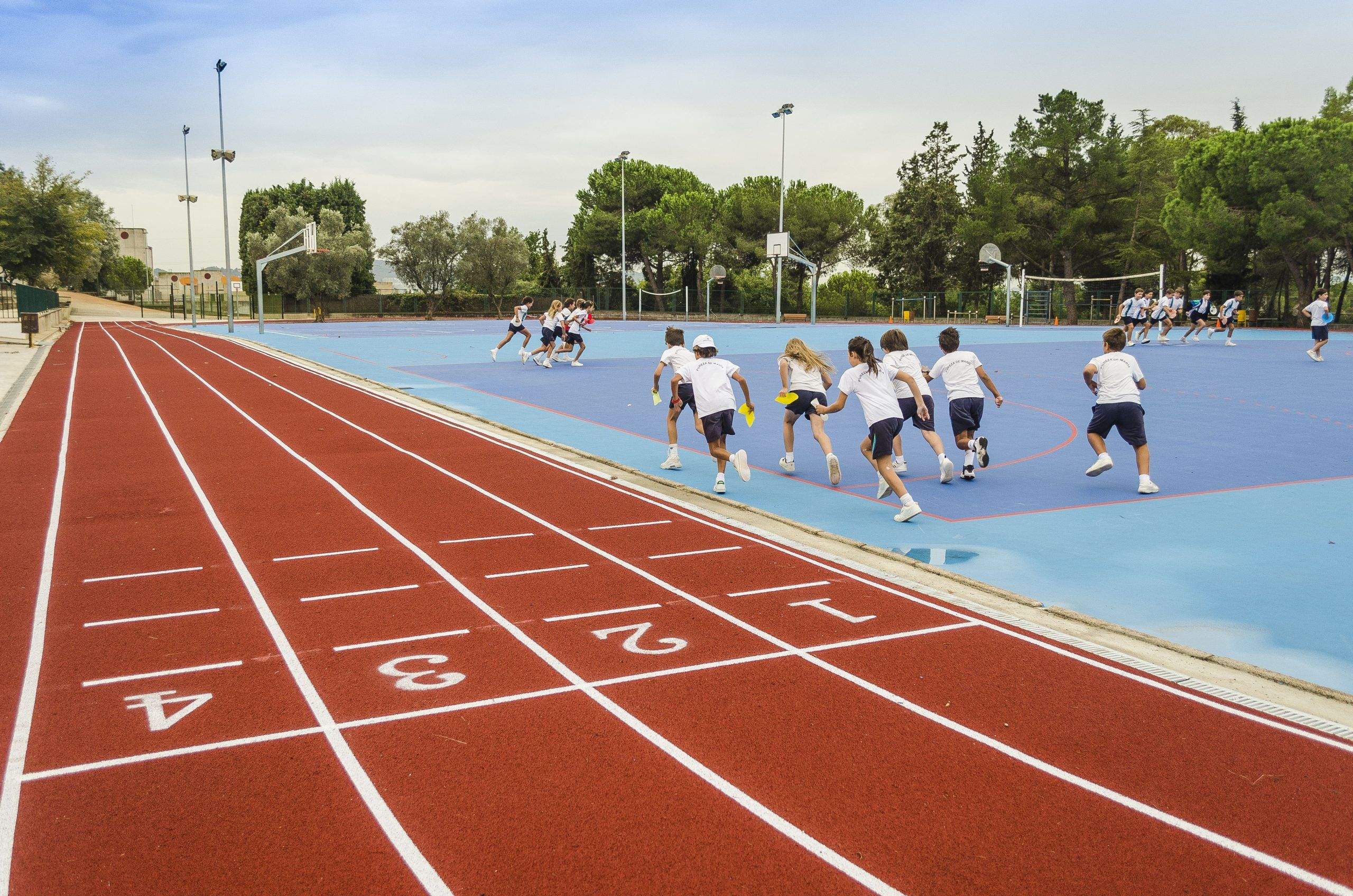 Cursa d'atletisme amb alumnes del col·legi Pureza Maria de Sant Cugat. FOTO: Cedida
