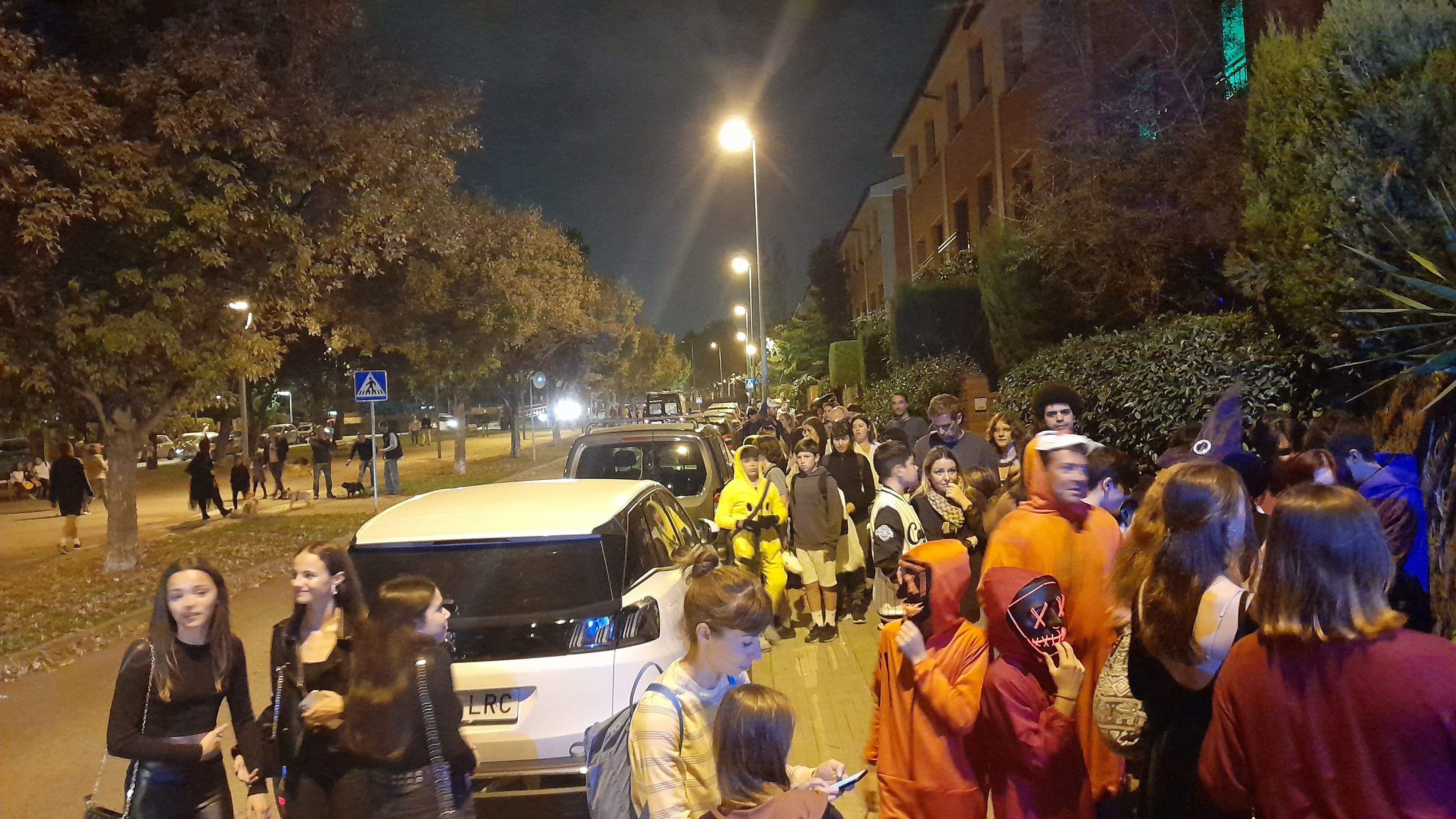 La cua per veure el túnel del terror de Mira-sol. FOTO: Cristina Cabasés