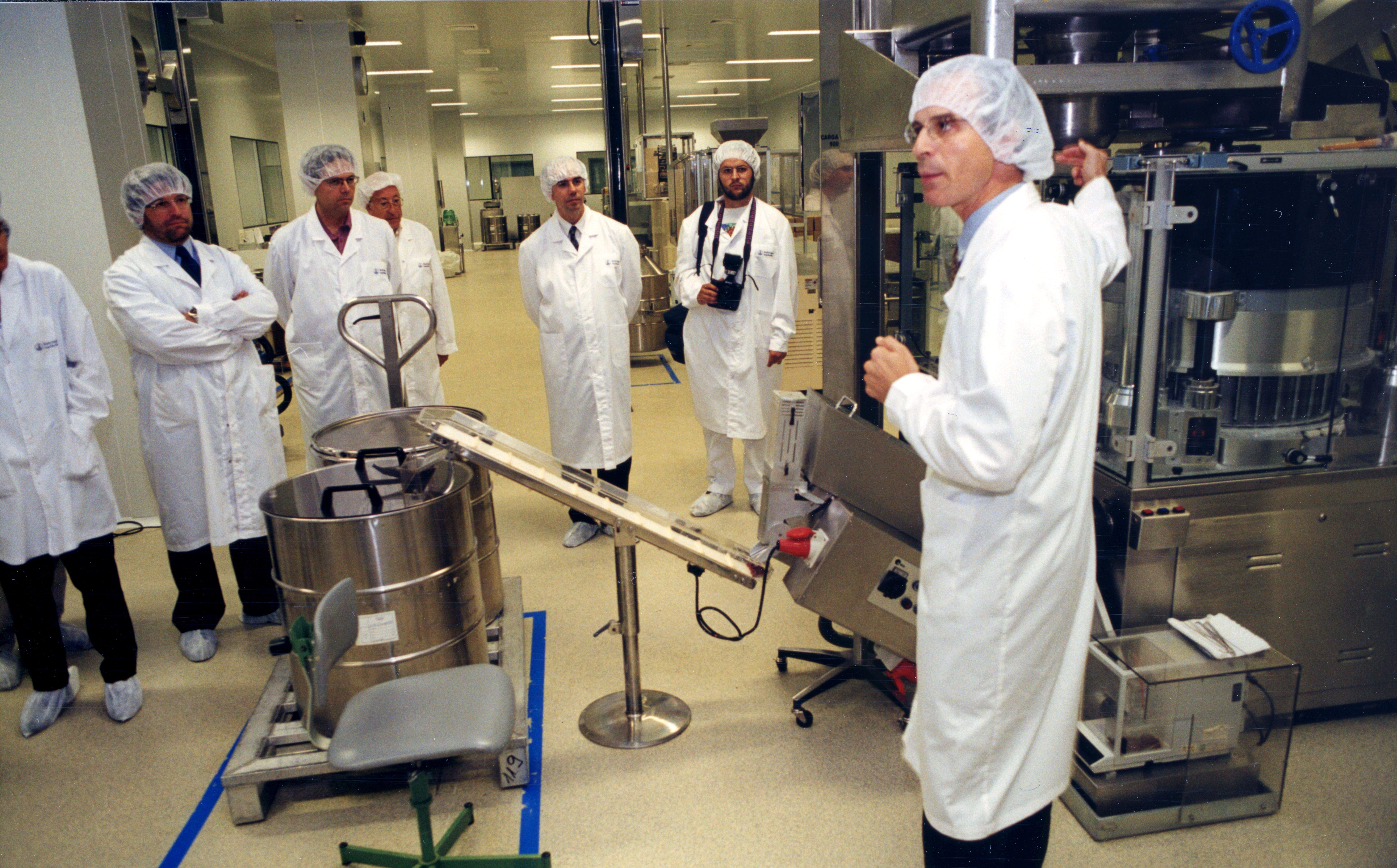 Visita comentada a Boehringer Ingelheim l'any 1999. FOTO: Arxiu TOT Sant Cugat