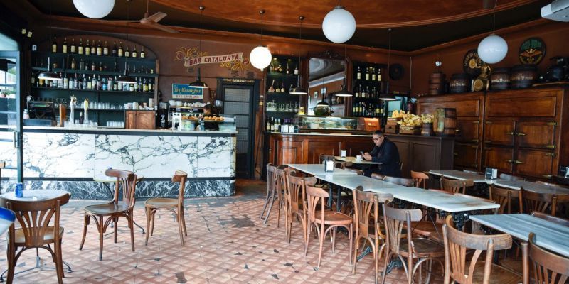 Bar Catalunya. Fundat el 1936, era el bar més antic de la ciutat quan va tancar portes el 2021 a causa de desavinences amb la propietat.