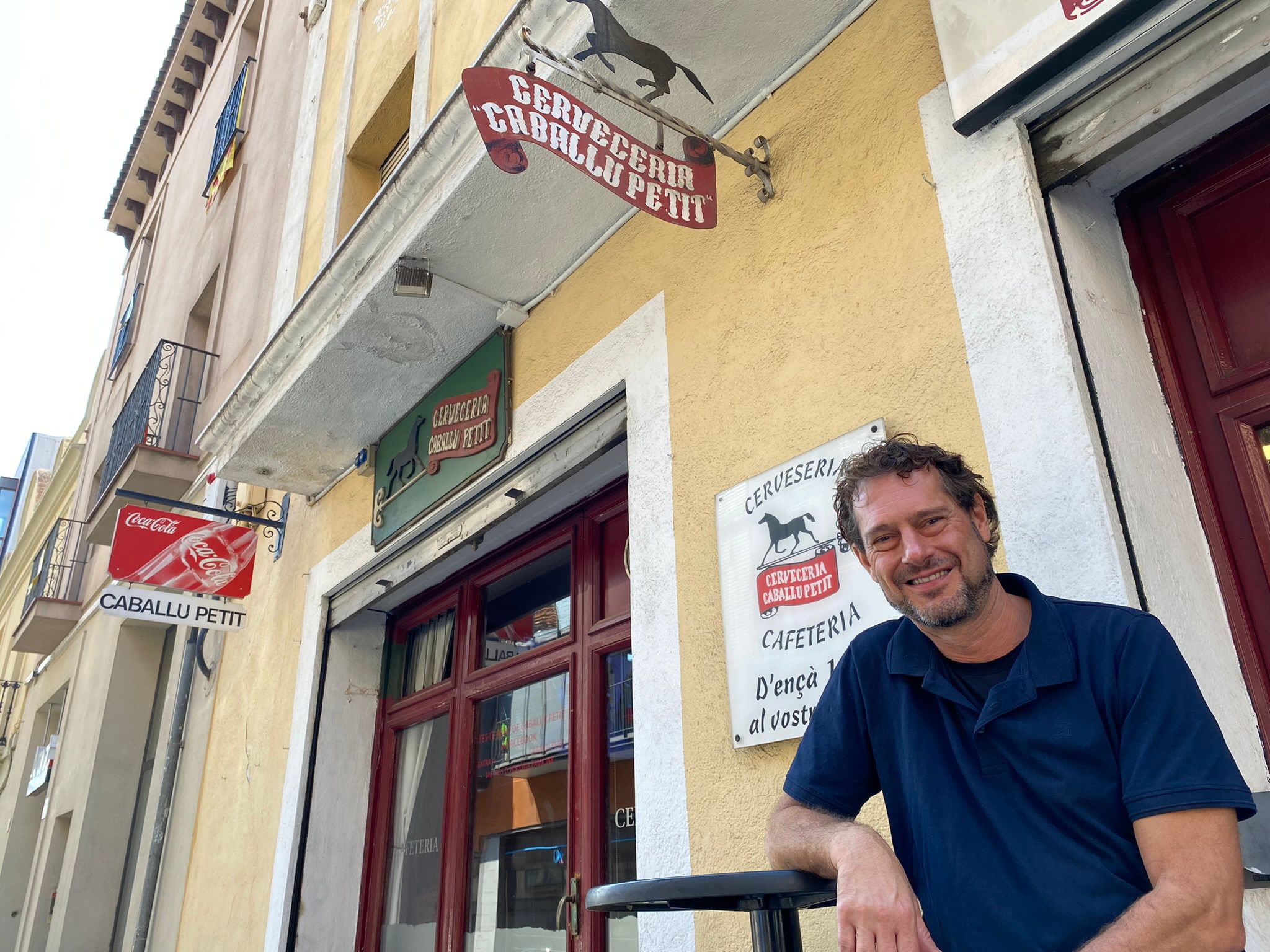 Caballu Petit. Obert el 1954, va prendre el relleu del Catalunya com el bar més antic. Va tancar el 2022 i s’enderrocarà per fer-hi habitatges.