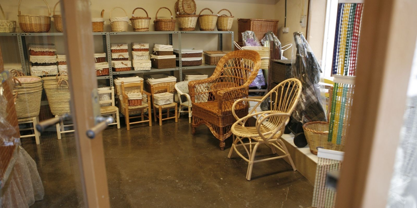 Cistelleria Auladell. Oberta en plena postguerra, el 1944, i coneguda com a Cal Bolet, va tancar el 2016 per jubilació i falta de relleu.