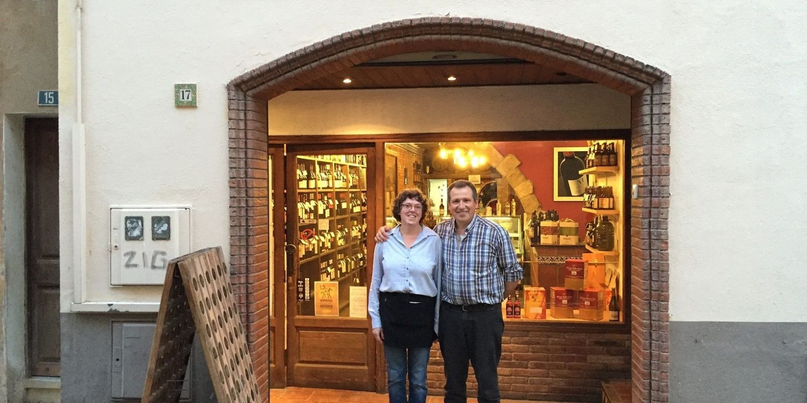 Celler Santa Maria. Ubicat al carrer de Santa Maria durant 70 anys, va tancar el 2016. Els propietaris es van centrar en la producció del seu vi.