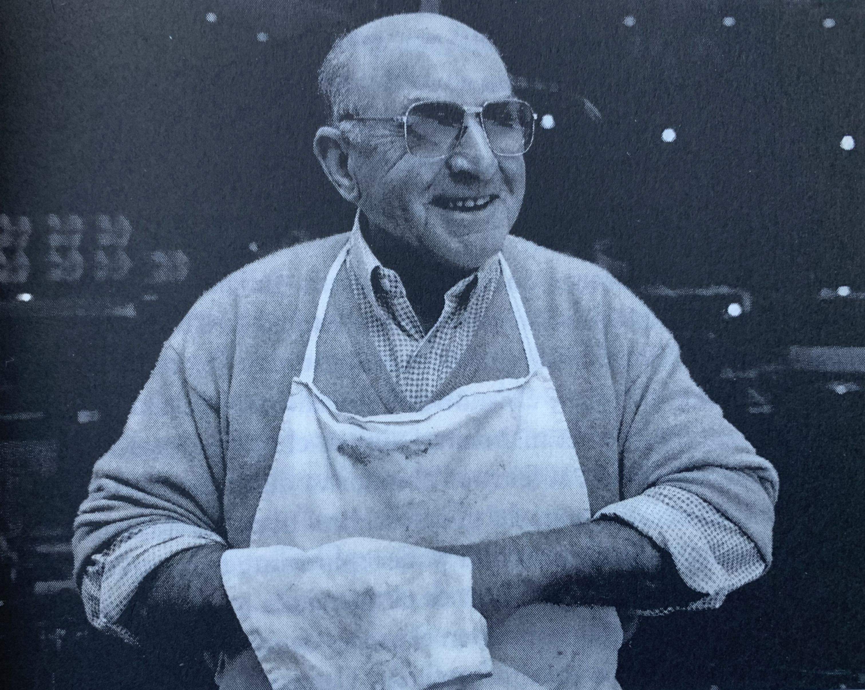 Carnisseria Juliana. Fundada el 1921 i més de 75 anys al carrer de Francesc Moragas. Criaven ells mateixos els porcs a casa seva.