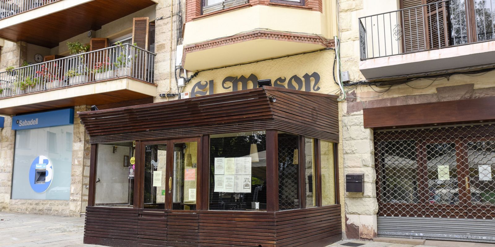 El Mesón. Fundat el 1964, va esdevenir un símbol per Sant Cugat. Va tancar a finals de 2021 i ha reobert com a Bar Mono.