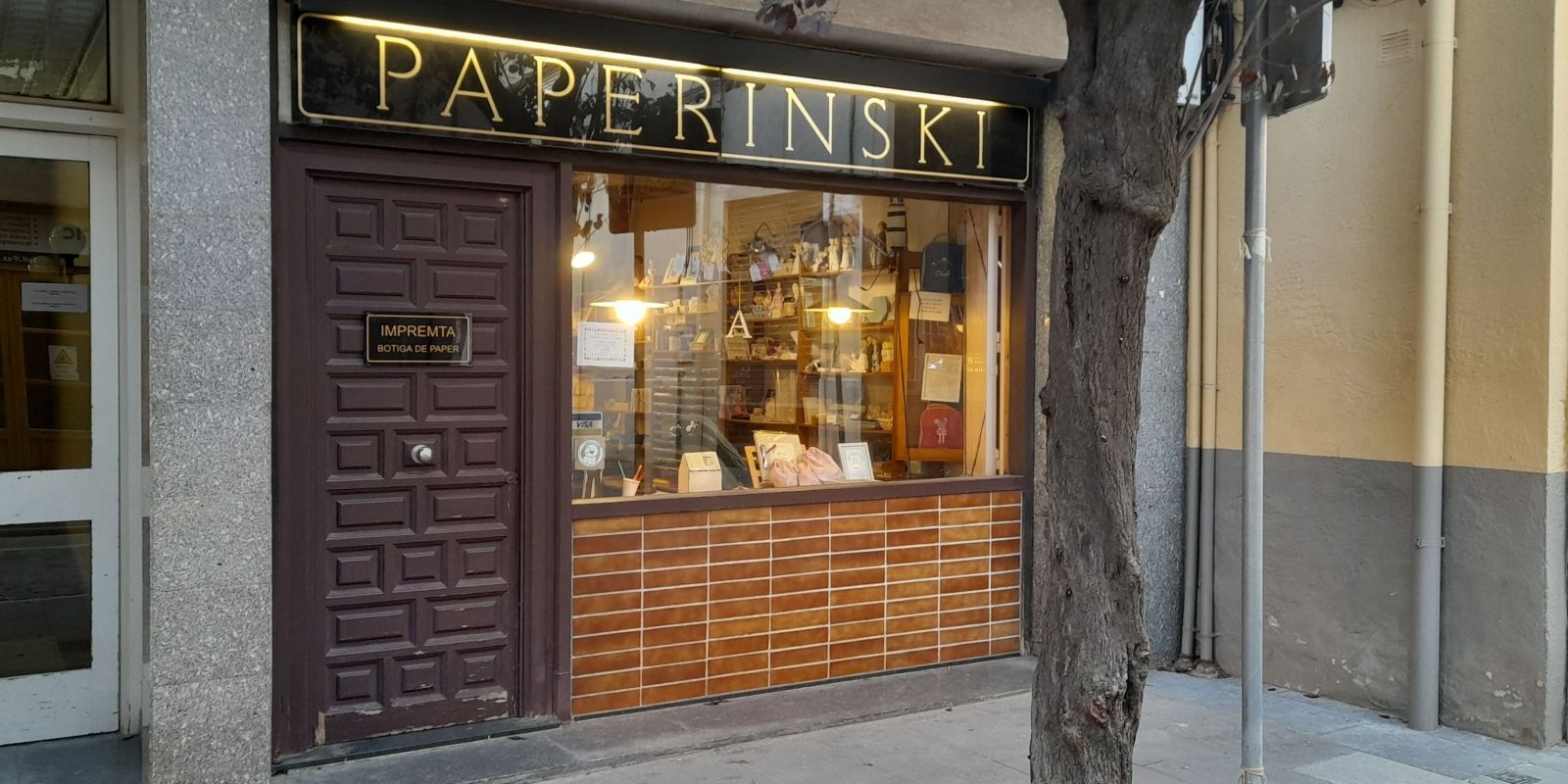 Paperinski. La papereria tancarà aquest 2022 després de 37 anys d’activitat. La jubliació dels propietaris i la falta de relleu, el motiu.
