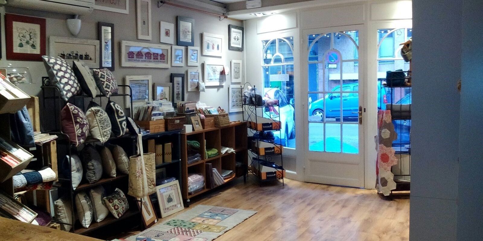 Després de 25 anys a Sant Cugat, la botiga Punt de Creu va tancar les seves portes per jubilació el 2017.