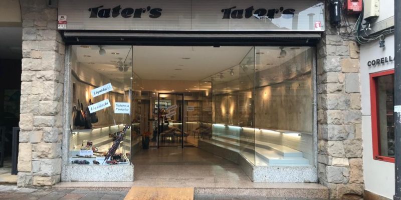 Tater's. Les dues botigues de sabates del carrer de Valldoreix van tancar el 2022 després de 40 anys per jubilació i falta de relleu.