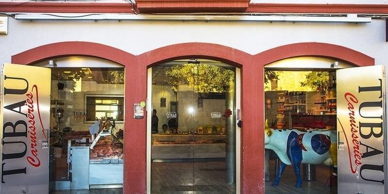 Carnisseries Tubau va tancar la seva històrica botiga del carrer de la Torre el 2018, oberta des de 1955.