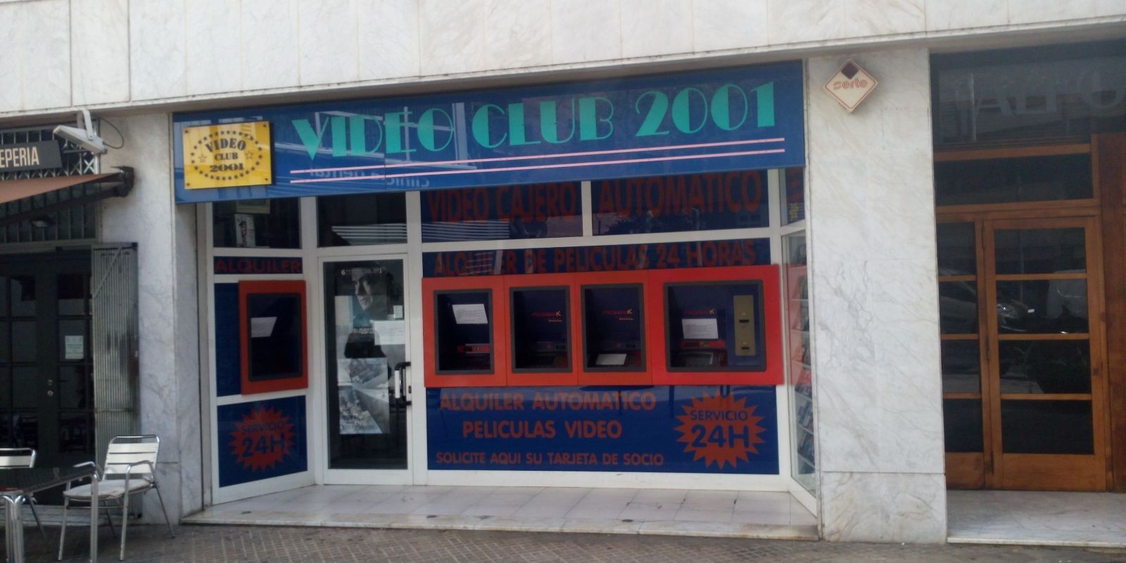 Videoclub 2001. Situat a l’avinguda de Lluís Companys, va ser l’últim videoclub de Sant Cugat, abans de tancar el 2016 i després de 21 anys.