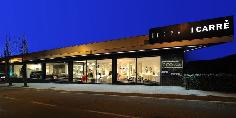 Mobles Carré. Situada al carrer de Francesc Moragas amb més de 70 anys d’activitat, i que ara s’enderrocarà per fer-hi una plaça.