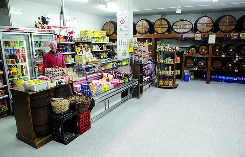 Cal Caballu. Fundat el 1920, és dels comerços vius més antics. Va començar venent pinso per animals i vi de collita pròpia.