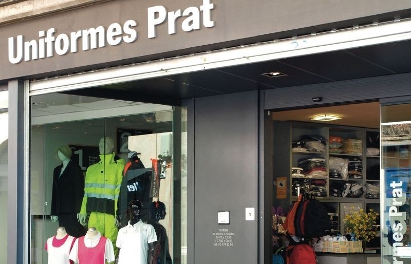 Uniformes Prat. Fundat el 1930, durant dècades estava al carrer de Sant Domènec. El 2008 es va traslladar a Santiago Rusiñol.