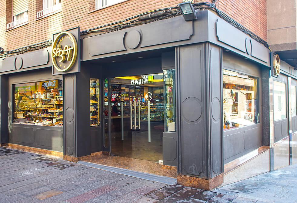 Sabat. El 1951 va obrir portes la primera pastisseria al carrer de Santiago Rusiñol. Amb els anys han crescut en altres locals.