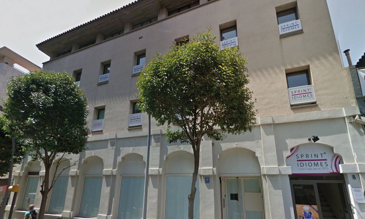 Sprint Idiomes. Primera escola d’idiomes, van començar el 1973 amb Montserrat Obiols i Alphonsus van Campen. Ara, en mans del seu fill.