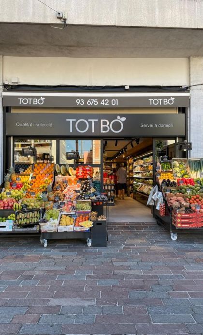 TOT BO. A inicis dels 80, neix com a Fruiteria Pablo i Àurea. La segona generació dirigeix el negoci, que ha obert espai a Valldoreix i s’ha renovat.  