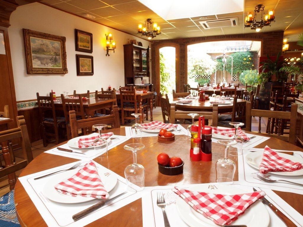 La Bolera. Fundada el 1984 com una bolera i un espai per menjar. El restaurant va anar guanyant pes i ja és un referent a la ciutat. 