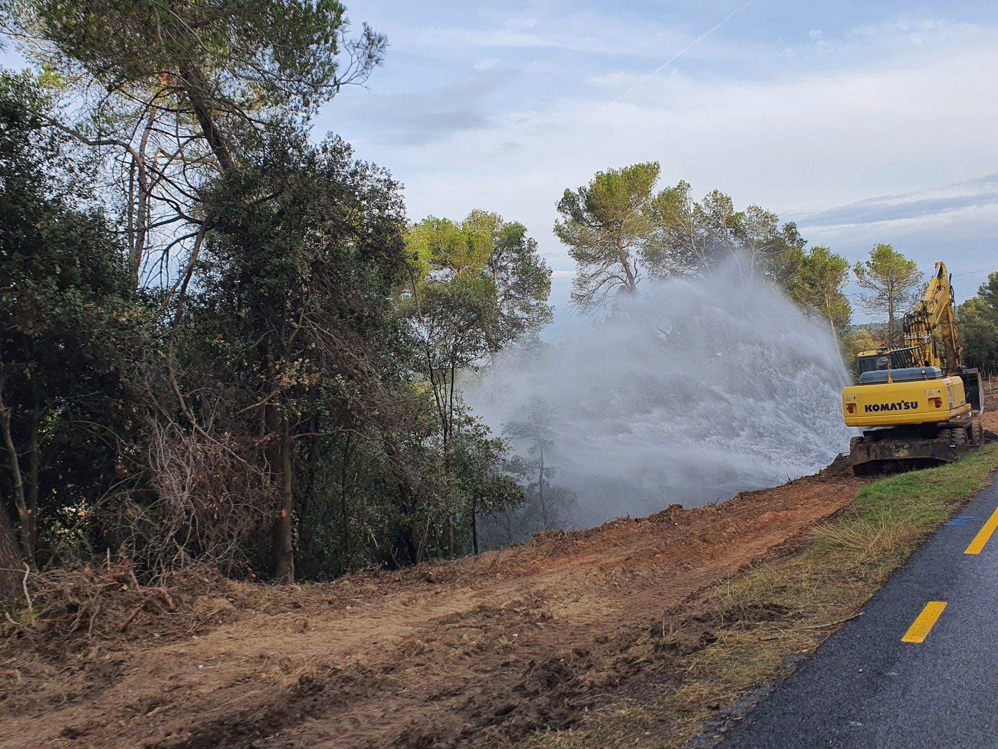 Rebenta una canonada en les obres del carril bici de La Floresta. FOTO: Twitter @nventosa
