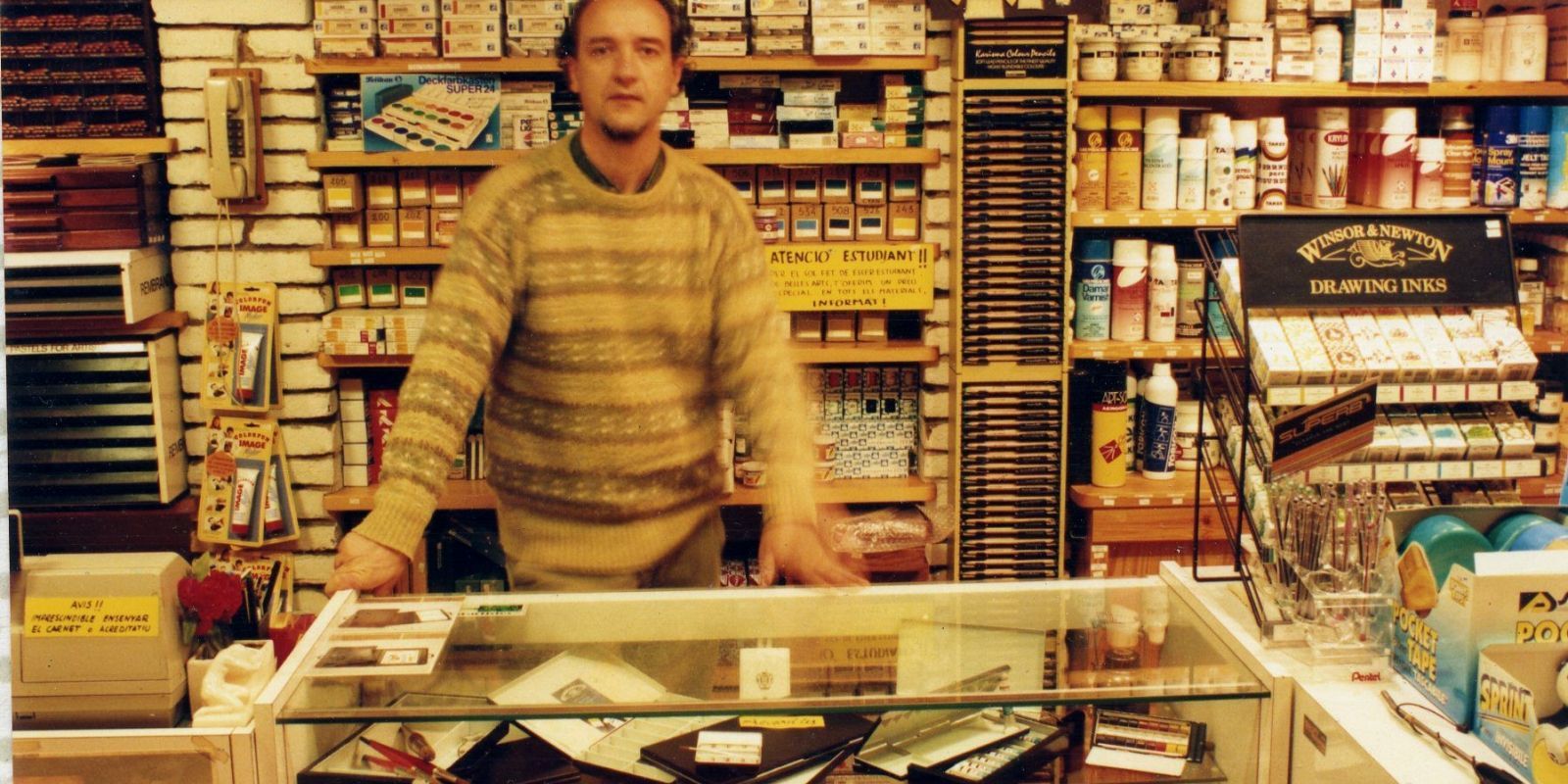 Belles Arts Cabanas va obrir les seves portes el 7 de desembre de 1978 i es va convertir en la primera botiga de belles arts de Sant Cugat