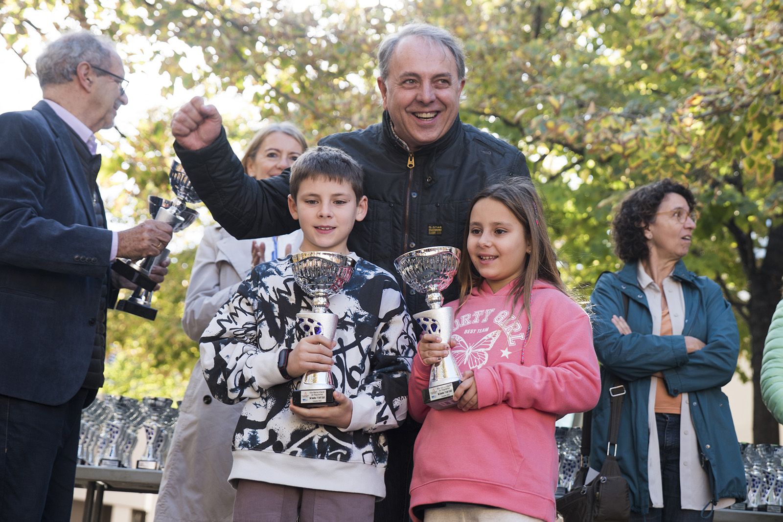 Ramon Ventura, de TV Sant Cugat, fa entrega del seu premi especial en el lliurament de trofeus de la Marxa Infantil. FOTO: Bernat Millet.