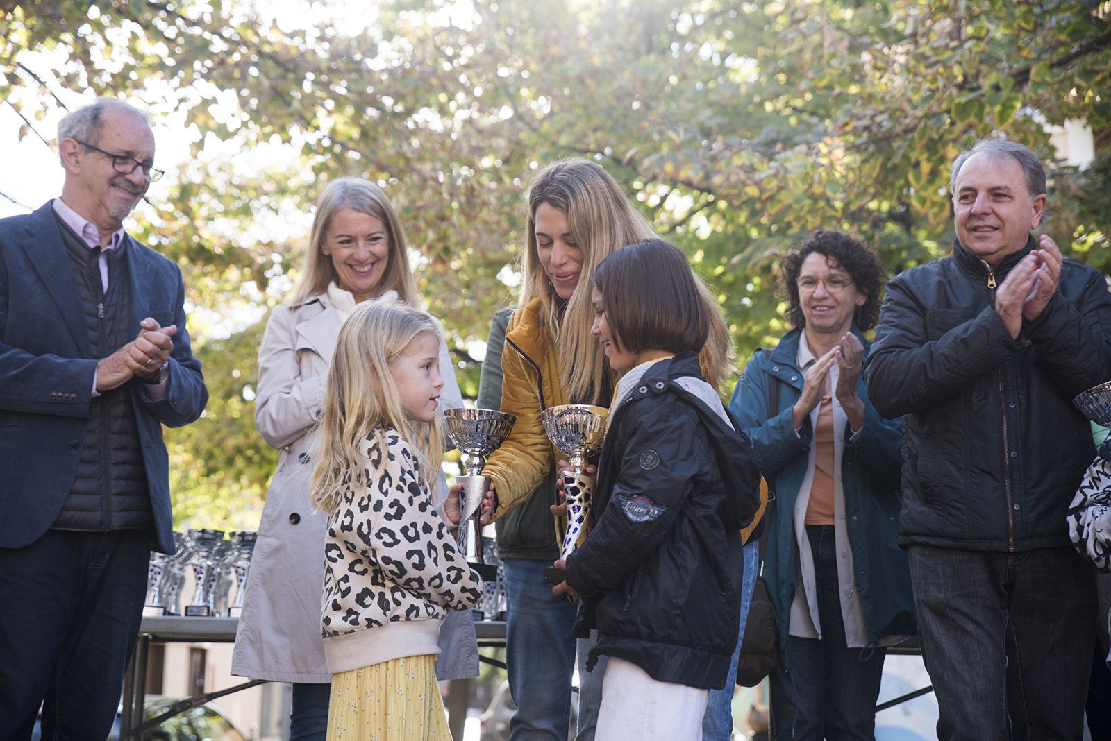 Laura Grau, del TOT Sant Cugat, lliura el premi especial durant l'entrega de guardons de la Marxa Infantil FOTO: Bernat Millet.