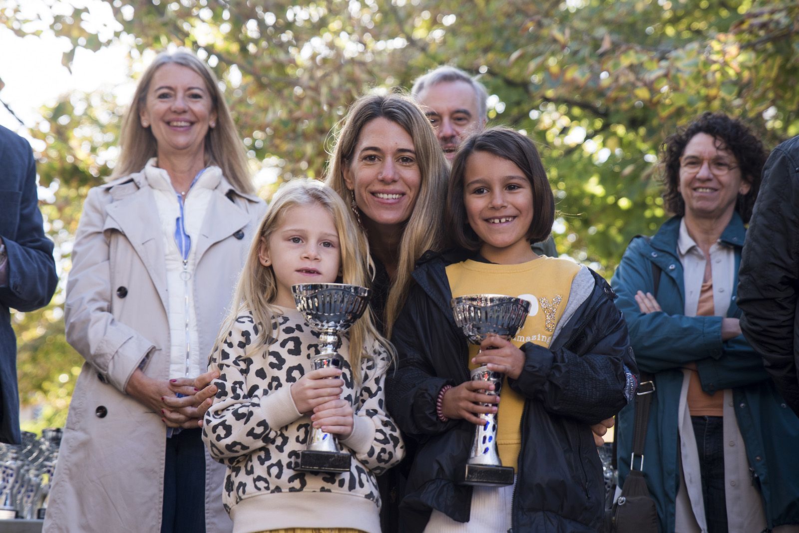 Laura Grau, del TOT Sant Cugat, lliura el premi especial durant l'entrega de guardons de la Marxa Infantil FOTO: Bernat Millet.