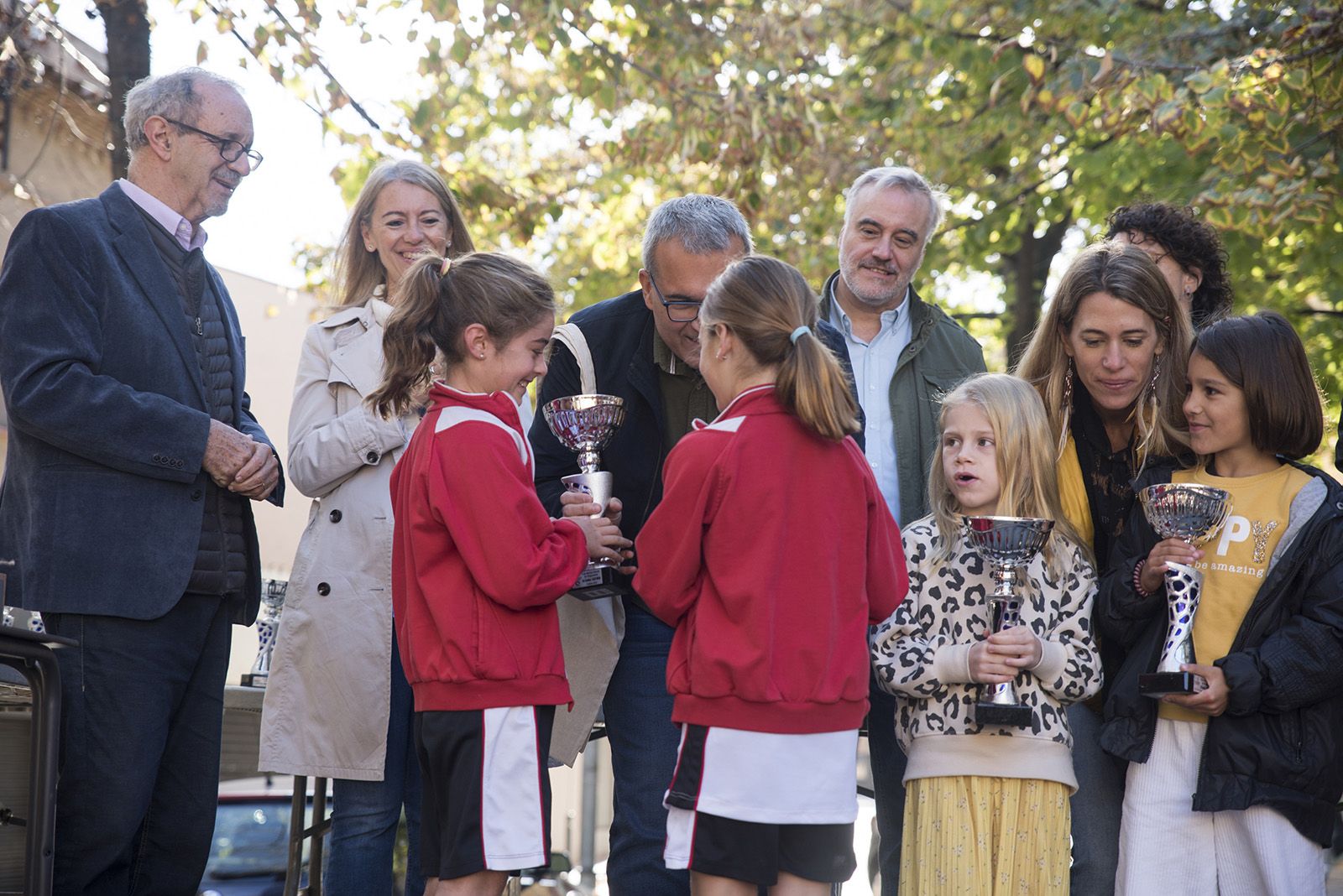 Albert Soler, de Cugat Media, ha entregat un premi especial en l'entrega de guardons de la Marxa Infantil. FOTO: Bernat Millet.