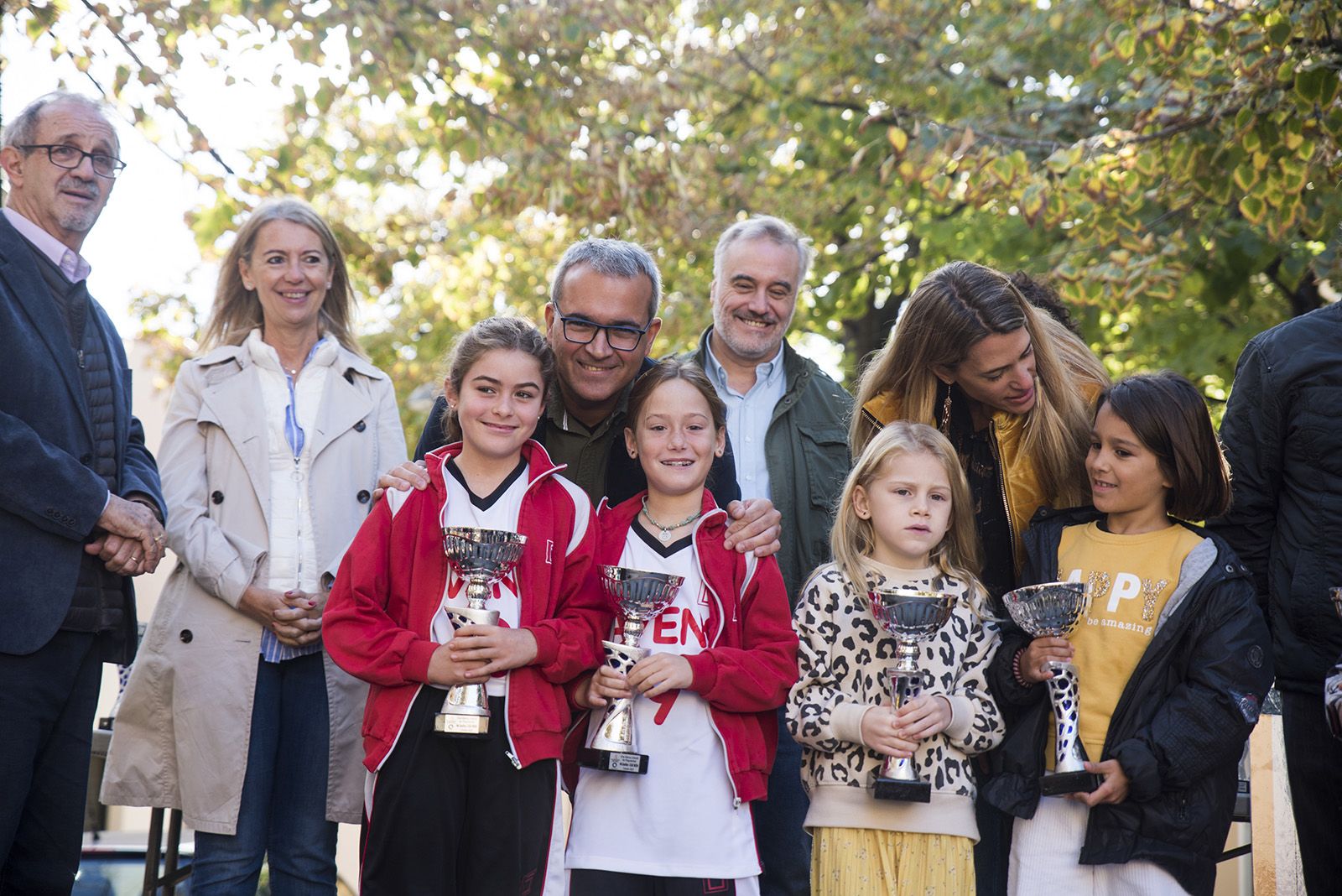 Albert Soler, de Cugat Media, ha entregat un premi especial en l'entrega de guardons de la Marxa Infantil. FOTO: Bernat Millet.